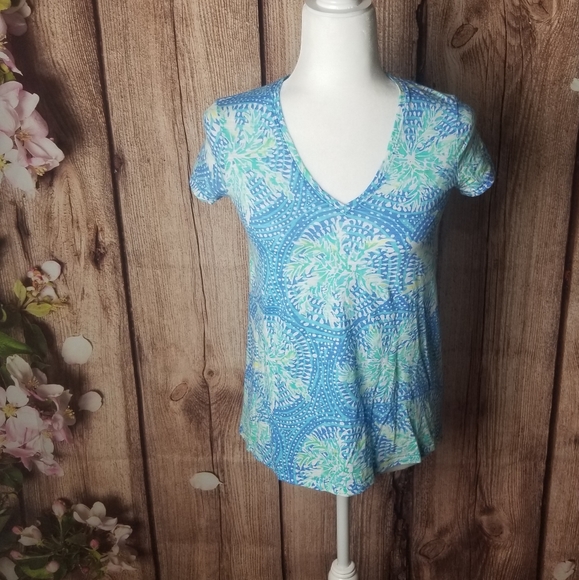 Lilly Pulitzer Tops - Lilly Pulitzer Etta V neck top size XXS